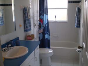 Bad mit Zugang zum Pool,Dusche,Badewanne
